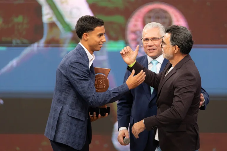 Vitor Reis recebe Troféu Mesa Redonda e é eleito melhor zagueiro da temporada