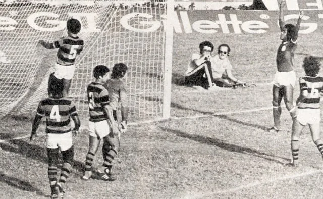 Jorge Mendonça comemora gol diante do Flamengo no Maracanã (Foto: Revista Placar) 